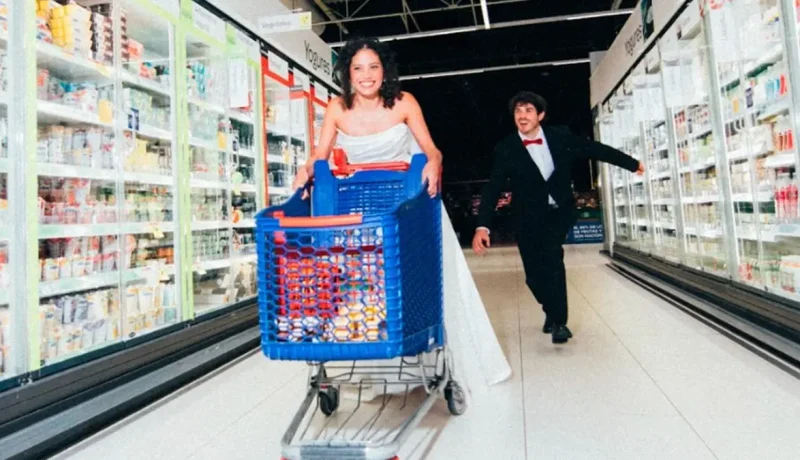 Carrefour Convierte Hipermercados en Set de Bodas con "Wedding Shoot"