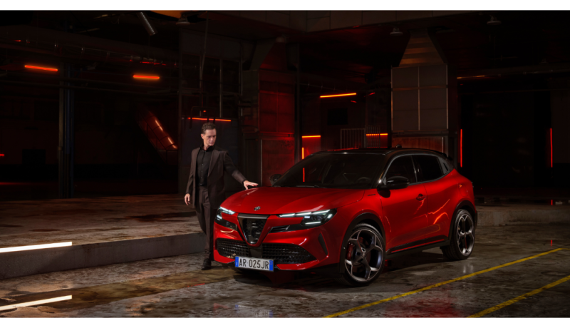 Alfa Romeo Junior: Pedro Alonso protagoniza campaña «¿Qué hace que tu corazón cante?»