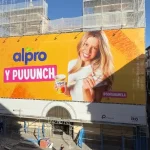 Alpro convierte broma viral de Sofía Hamela en impactante campaña en Madrid