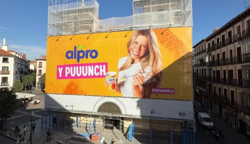 Alpro convierte broma viral de Sofía Hamela en impactante campaña en Madrid