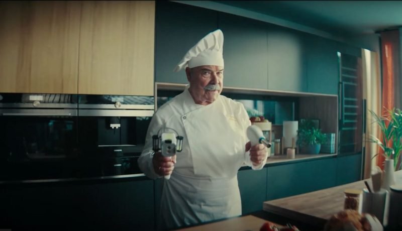 antonio-resines-de-actor-a-chef-en-la-nueva-campana-de-masmovil
