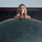 Scarlett Johansson y Yorgos Lanthimos en el spot de Prada