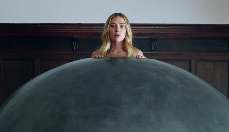 Scarlett Johansson y Yorgos Lanthimos en el spot de Prada