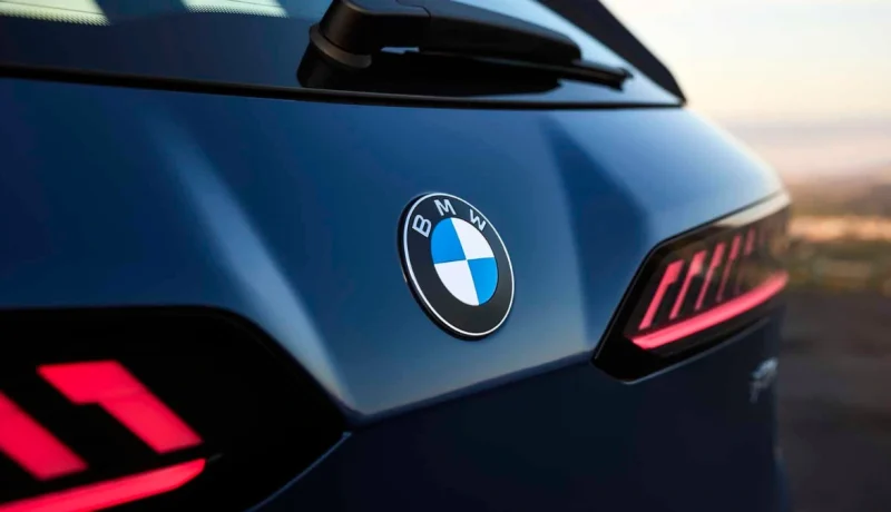 BMW revela su nuevo logo minimalista con el lanzamiento del iX3 eléctrico