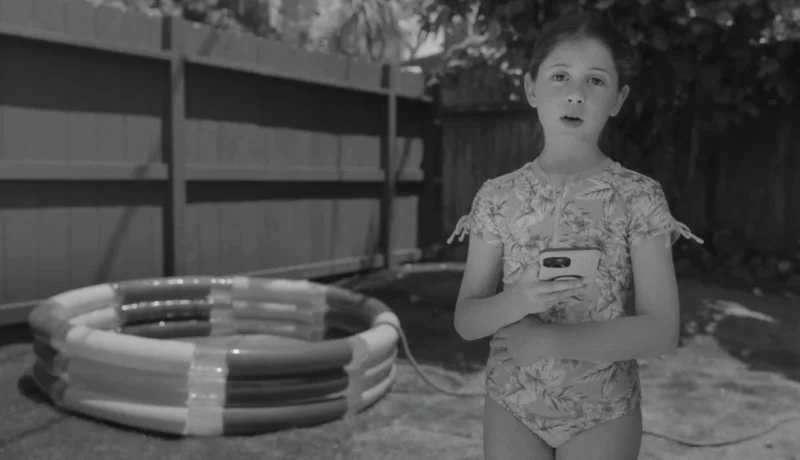 Spot muestra riesgos de smartphones en niños y sugiere escuelas sin móviles