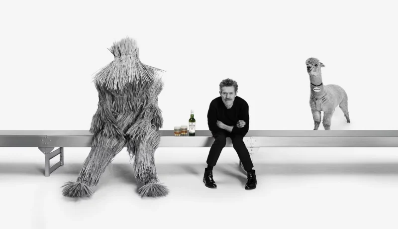 Willem Dafoe, astronauta en el spot de whisky Laphroaig