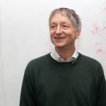 El Padre de la IA, Jeffrey Hinton, Alerta sobre Peligros de Superinteligencia