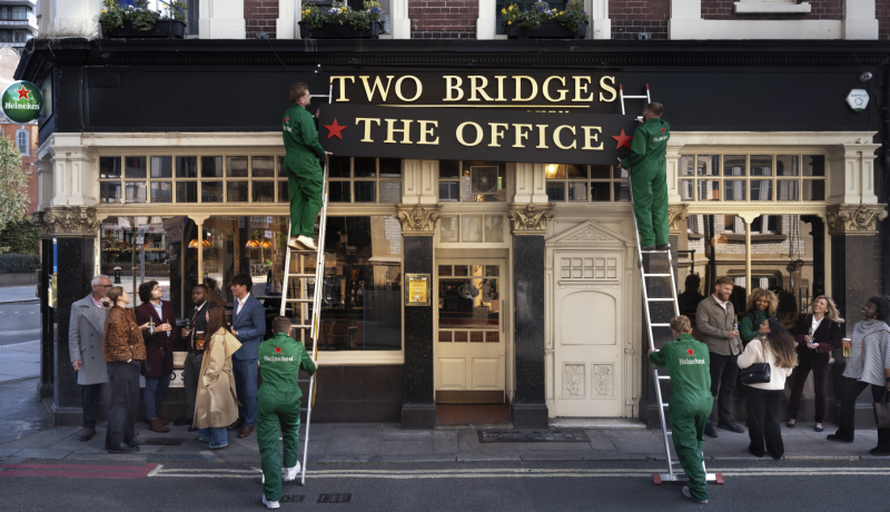 Heineken Lanza 'The Office': Pubs Redefinen el Trabajo Presencial