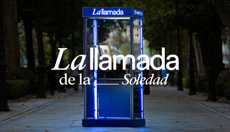 Fundación La Caixa y Manifiesto: la cabina que combate la soledad mayor