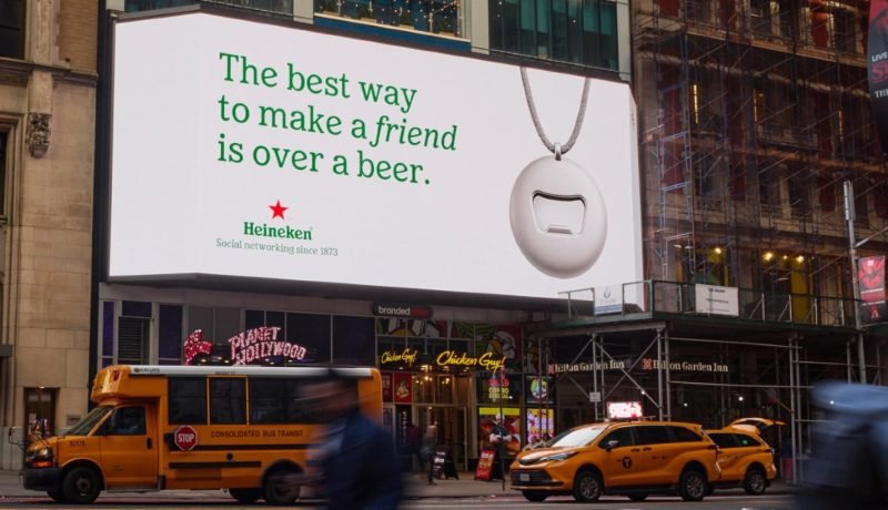 Heineken Responde a Campaña de Friend AI con Estrategia Brillante