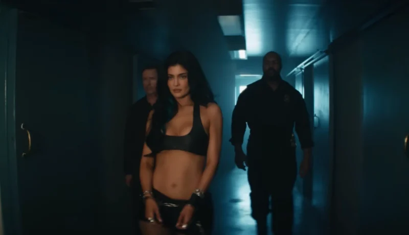 Kylie Jenner en la Mira: Campaña de Cosméticos Desata la Polémica