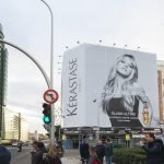 Kérastase instala lona retroiluminada de Elixir Ultime en Raimundo Fernández Villaverde, Madrid