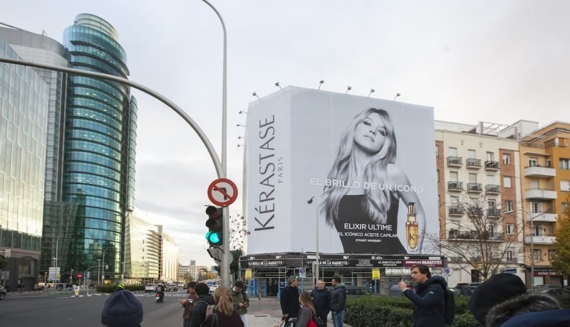 Kérastase instala lona retroiluminada de Elixir Ultime en Raimundo Fernández Villaverde, Madrid